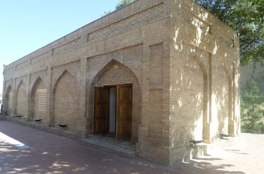  Mausoleum of Khodja Doniyor: A Sacred Site of Multifaith Reverence with a 10-Meter Tomb and 5 Centuries of History