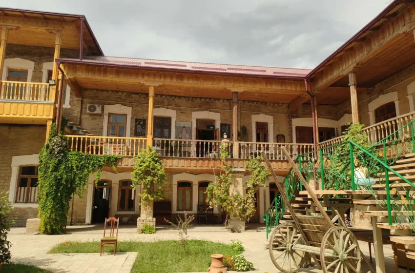  Art Gallery ‘Happy Bird’: Showcasing Over 200 Artworks from 50 Local and International Artists